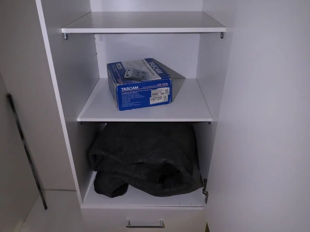 Billede 3 - Skab med indhold