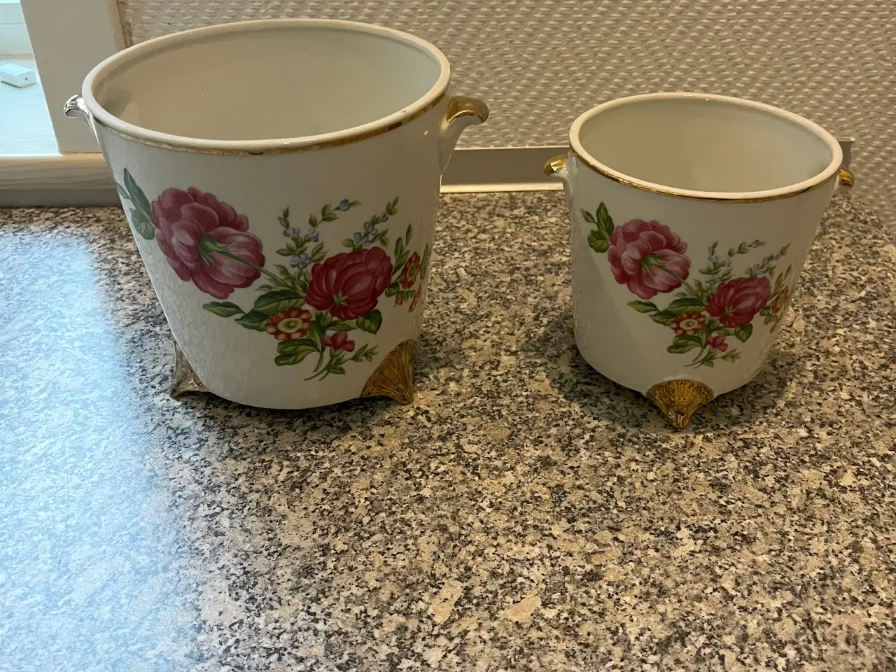 Billede 1 - 2 fine urtepotter i 2 str