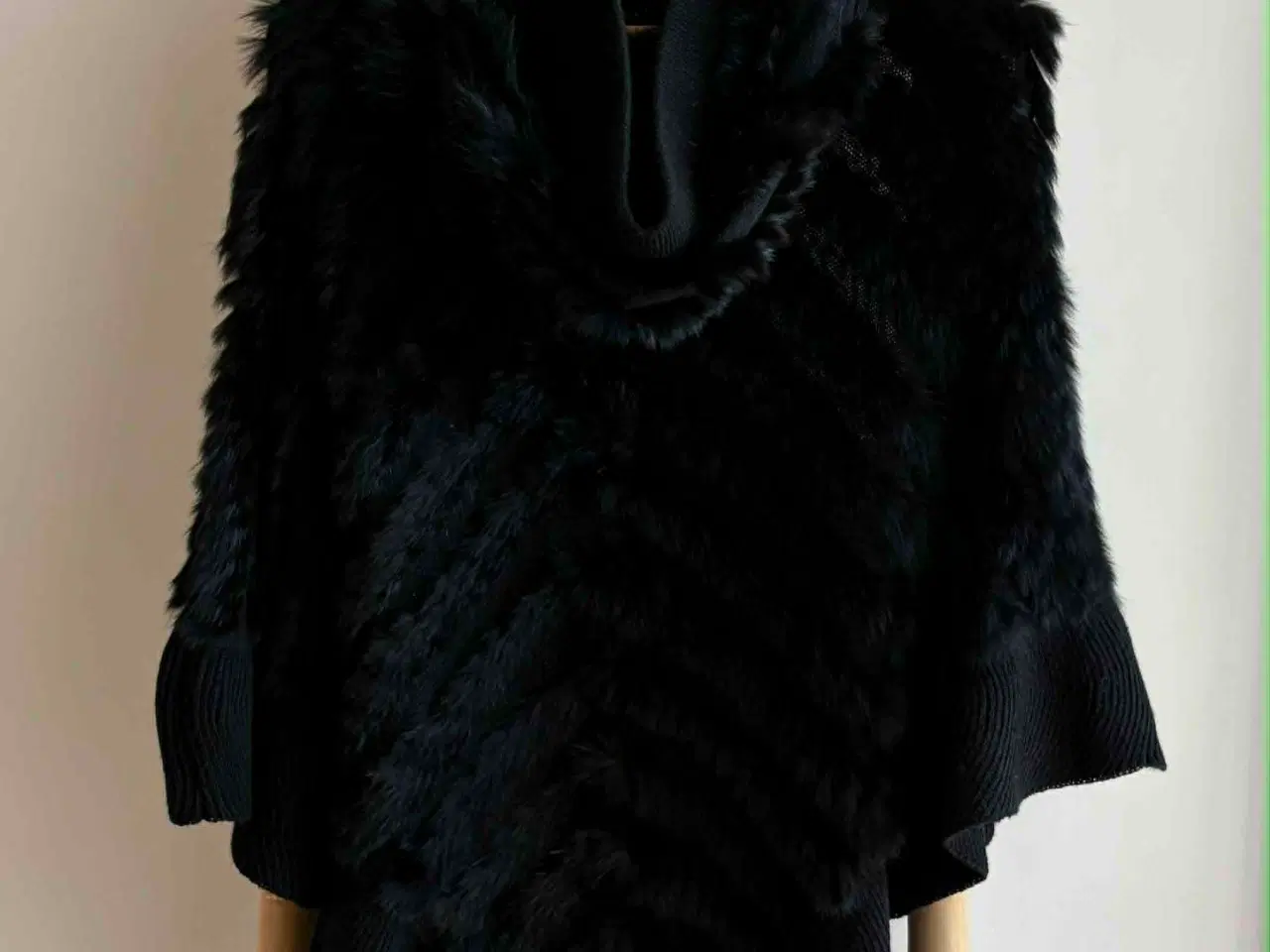 Billede 3 - Créton poncho med hætte i kaninpels, str. L // XL