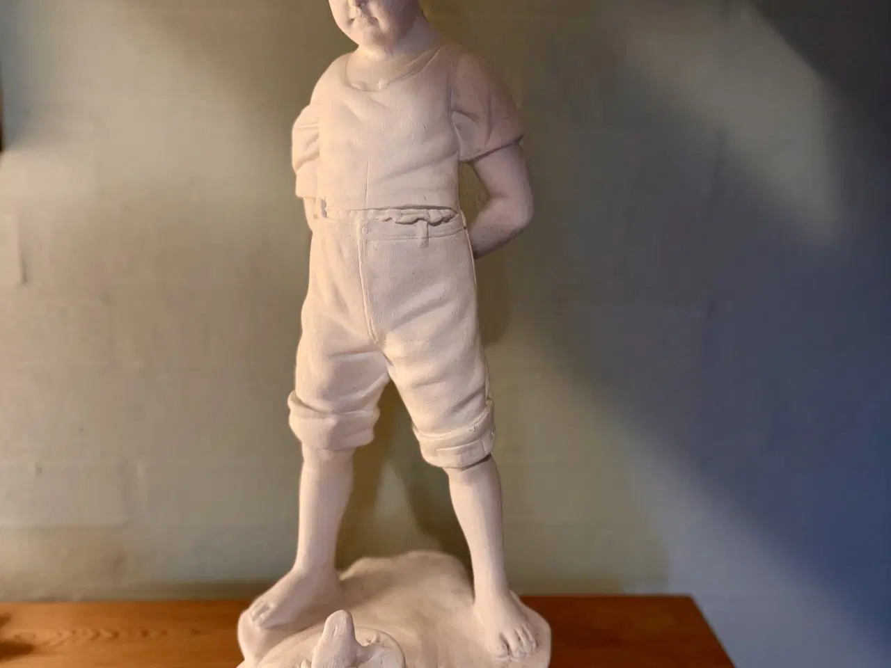 Billede 1 - Gipsfigur - dreng med tudse