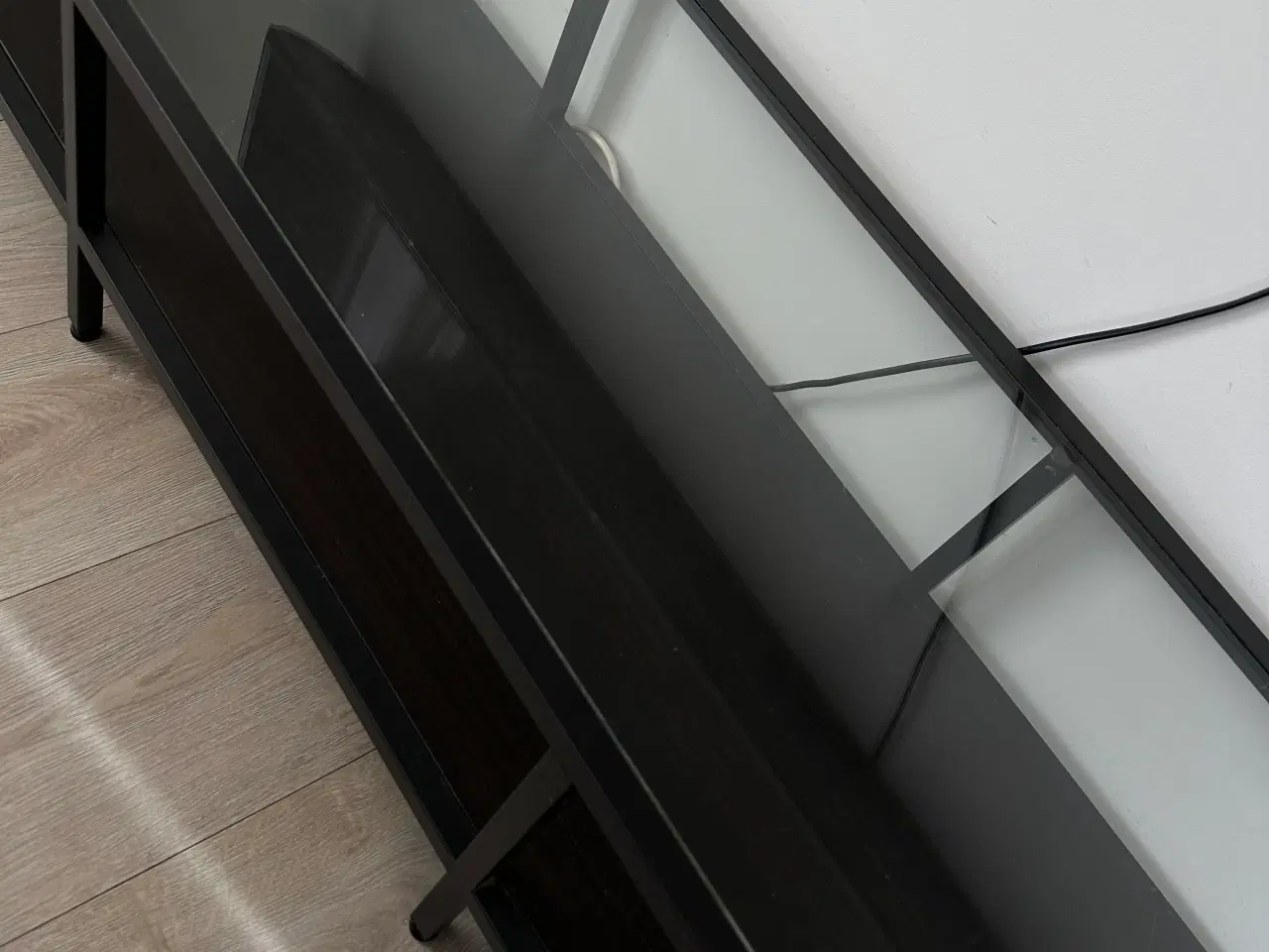 Billede 3 - TV bord i mørkt træ med glas