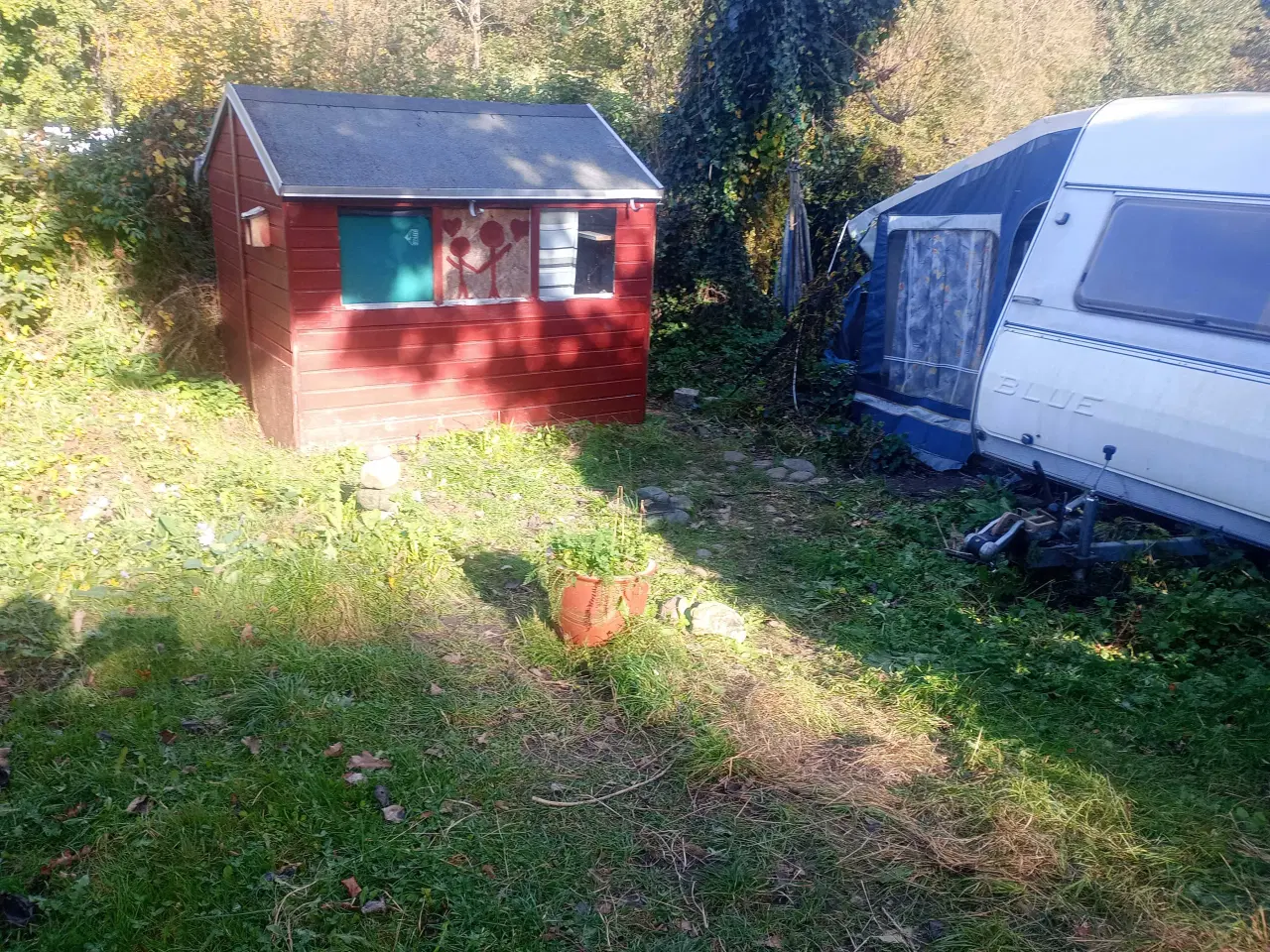 Billede 2 - Campingvogn  Mærke Blue 1989  med lille hytte 