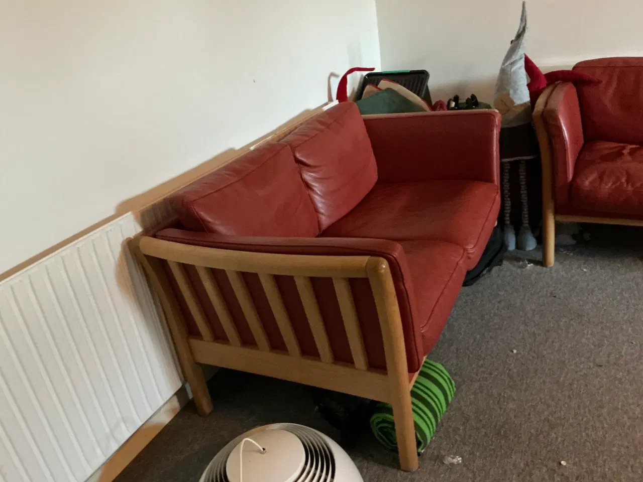 Billede 2 - Sofasæt i lystræ med rød læder hynder 