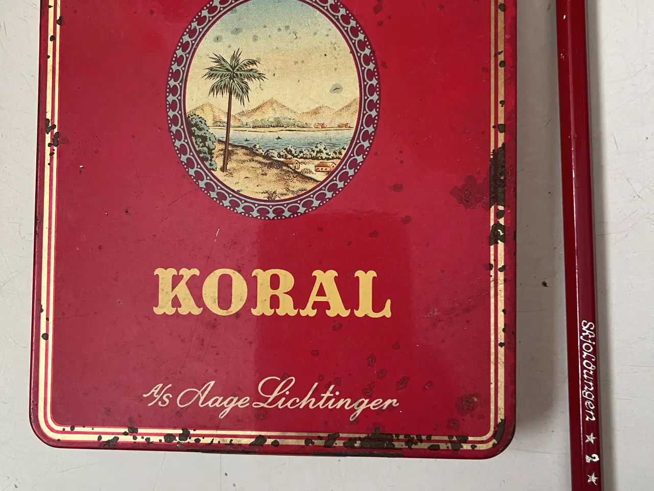 Billede 1 - Gl. blikæske med vippelåg. Giv bud.