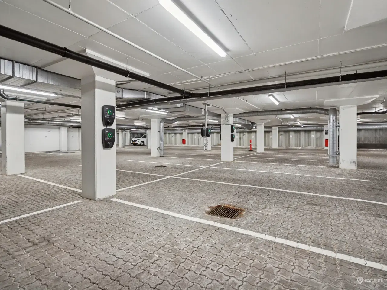 Billede 17 - Flot udsigt - se Sydhavn Station tæt på. Tagterrasse. Parkering. Gavlreklame...