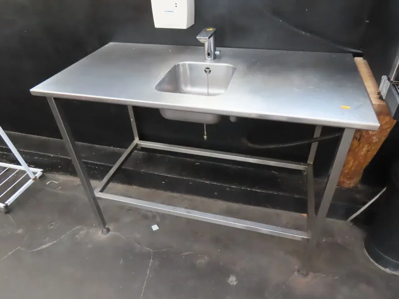 Billede 1 - Rustfri stålbord med vask (bemærk ben)