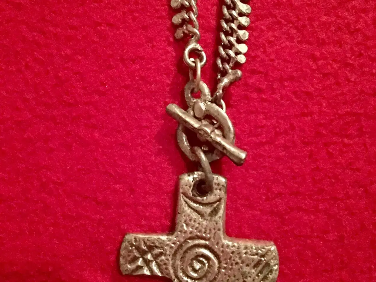 Billede 2 - Metal halskæde med kors vedhæng