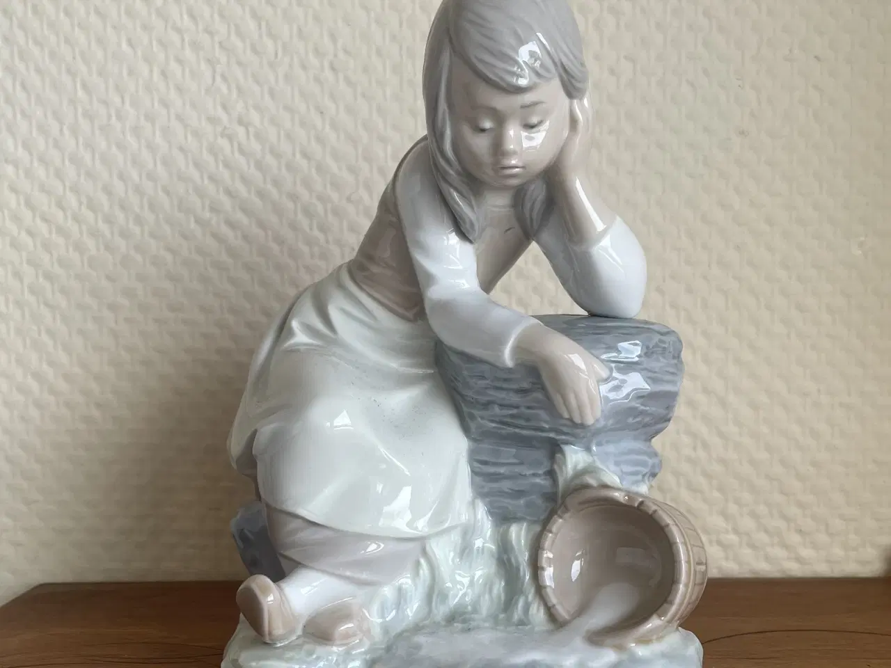 Billede 1 - ‘Pige Siddende På Sten Med Væltet Mælkespand’ NAO/