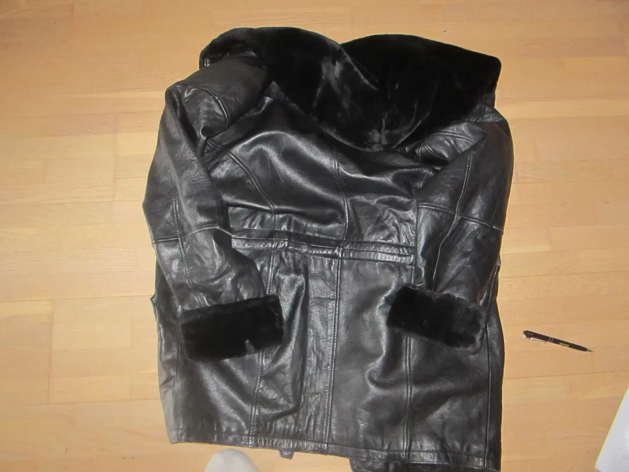 Billede 7 - Meget lækker skindjakke med forer og hætte