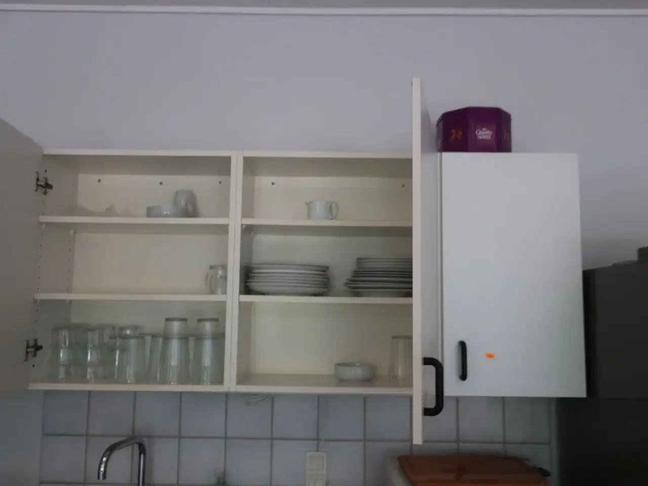 Billede 1 - Service i køkken (kaffemaskine og elkedel medfølger ikke)
