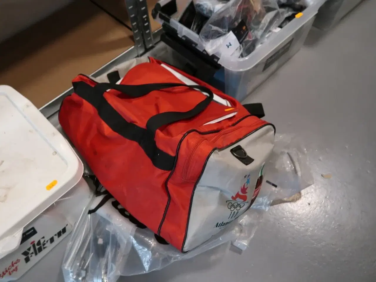 Billede 2 - Taske, div. Elektronik, div. Merchandise tøj m.m.