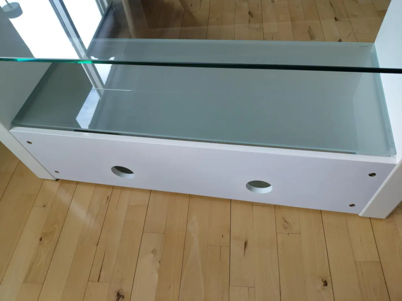 Billede 2 - TV-bord i hvid højglans + kraftig glasplade 