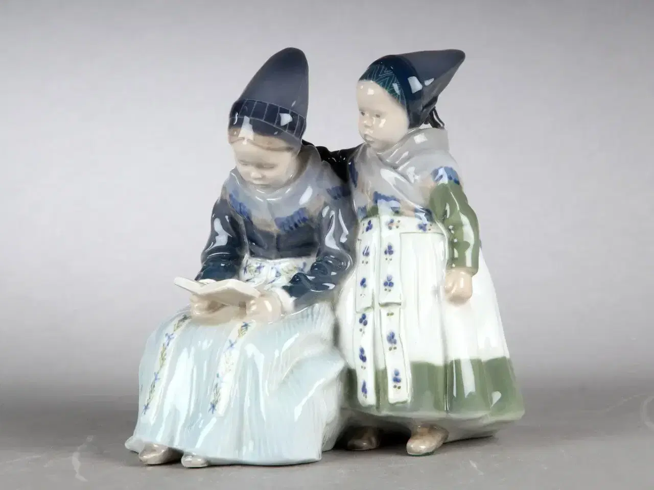 Billede 1 - To Amagerpiger, Royal Copenhagen figur nr. 1395