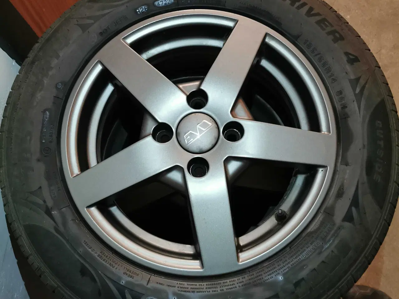 Billede 3 - Alufælge med dæk