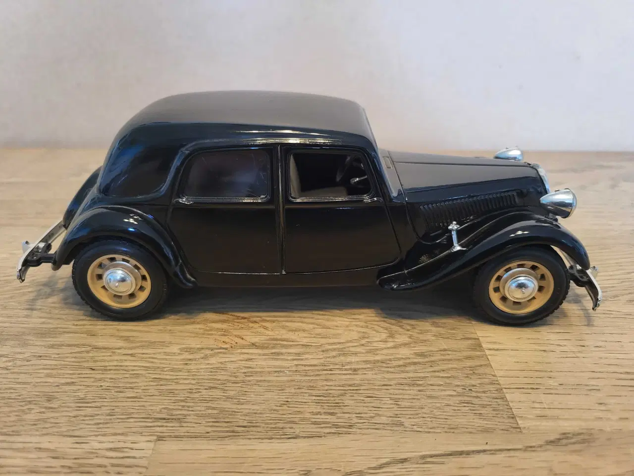 Billede 1 - Modelbil: Citroën T.A. 15CV 1938. Skala 1/24.
