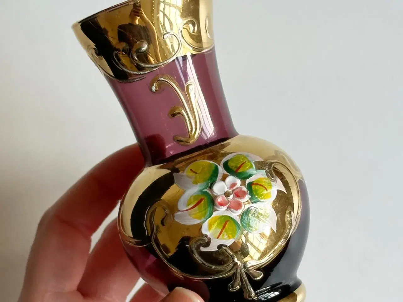 Billede 2 - Lilla glas med gulddeko og blomst