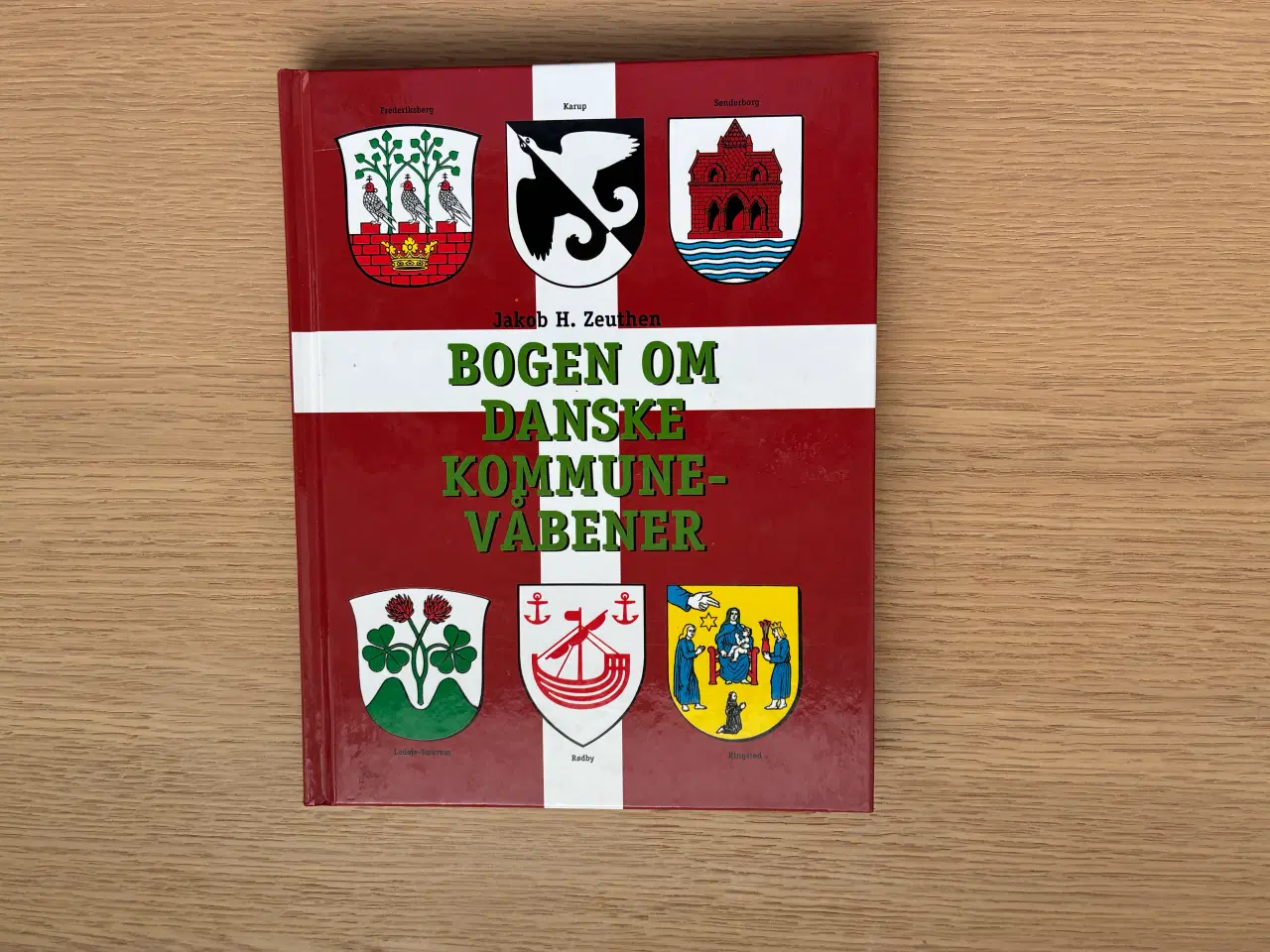 Billede 1 - Bogen om Danske Kommunevåbener