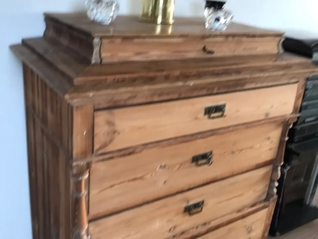 Billede 2 - Antik afsyret kommode