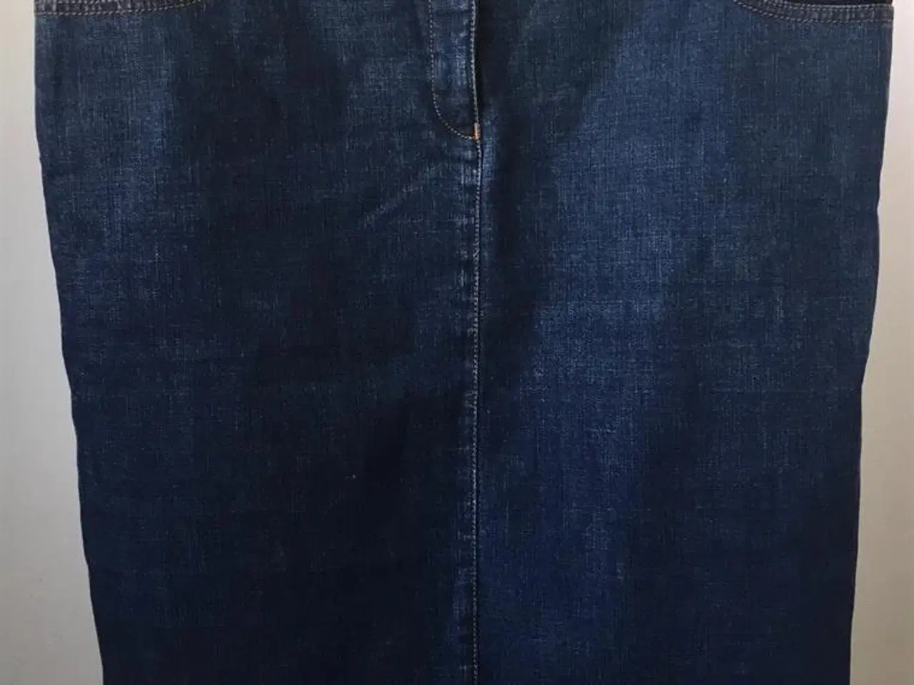 Billede 1 - Armani, superflot nederdel, str 42