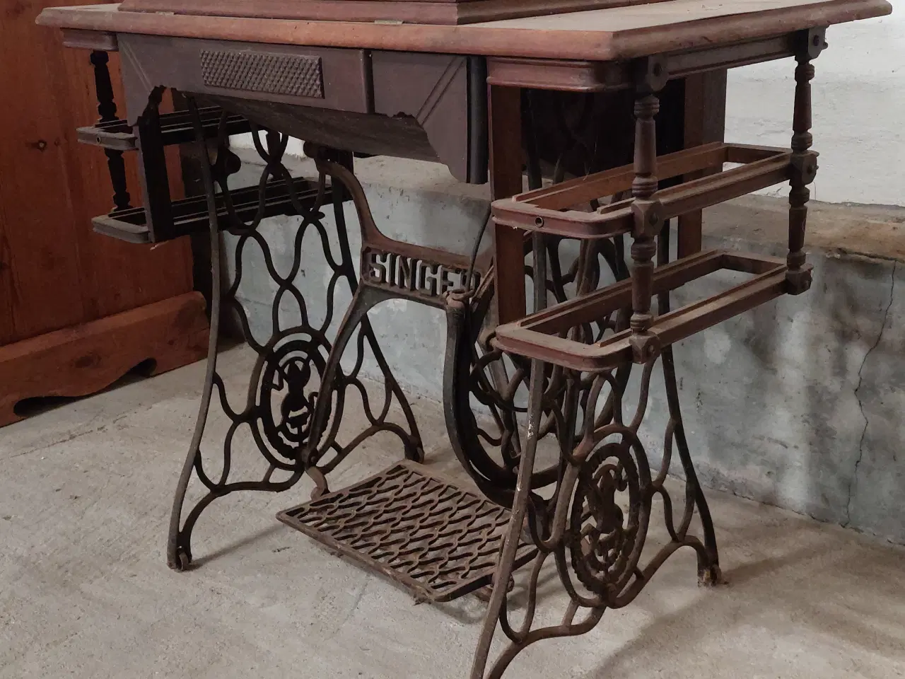 Billede 3 - Gl. symaskinebord, SJOVT og FLOT som BARSKAB