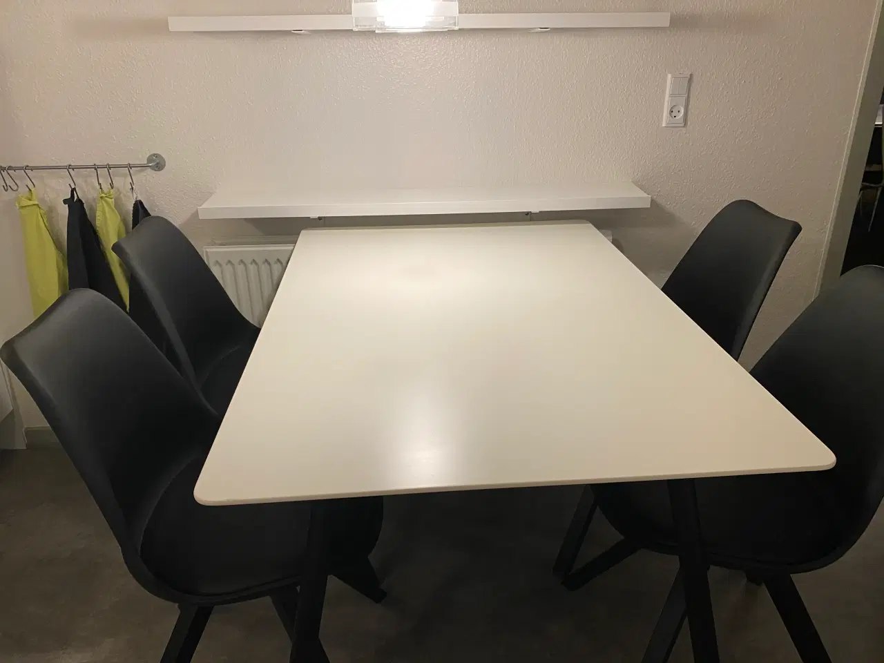 Billede 3 - Spisebord 120 x80) + 4 stole