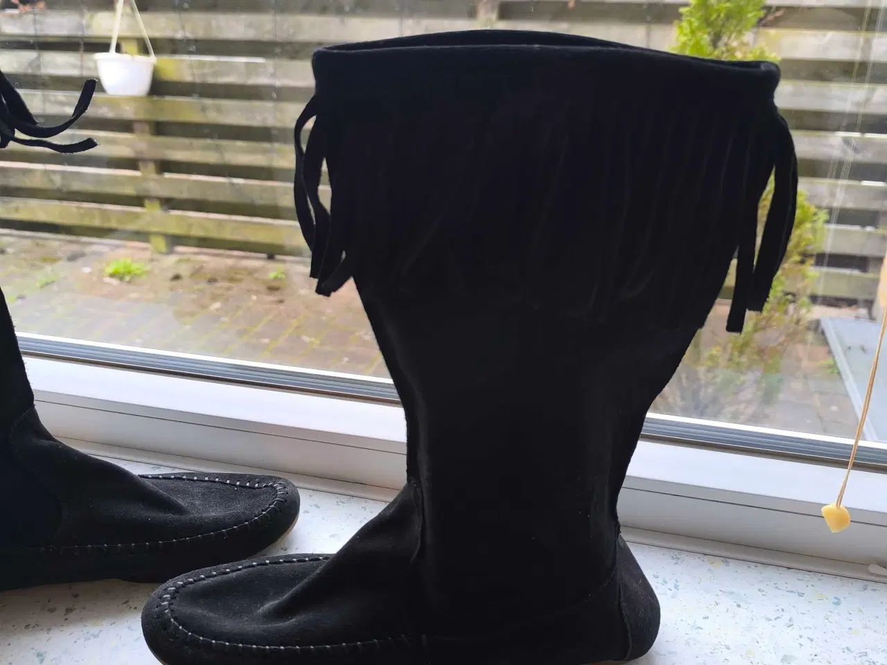 Billede 8 - Rundskin støvle i sort og beige farve 