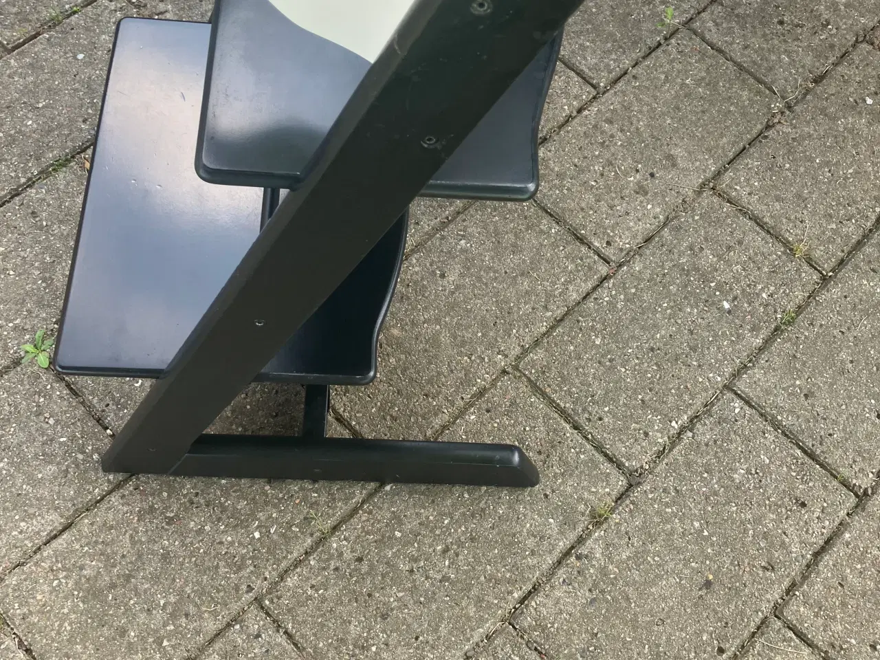 Billede 5 - Sort stokke stol m plastik indsats & ryg.Nye model