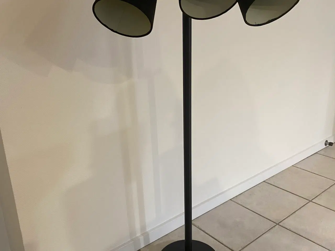 Billede 1 - Gulvlampe med tre sorte skærme