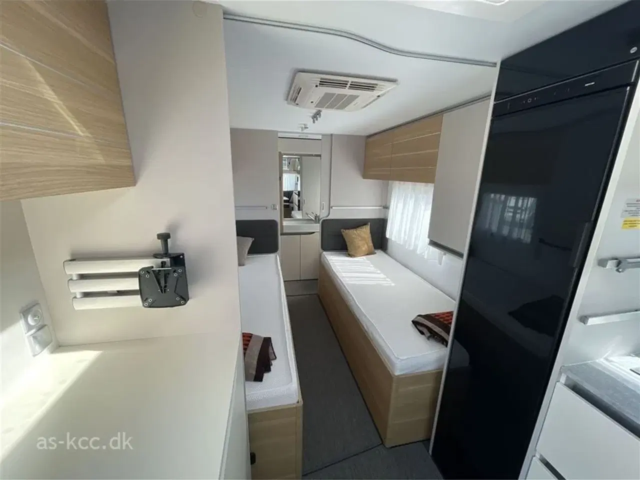 Billede 5 - 2021 - Adria Adora 572 UT   Adria Adora 572 UT årg. 2021 4 sovepladser, 5 siddepladser. Alde centralvarme., Air Con, Thule markise på taget. Alde Centralvarme.
