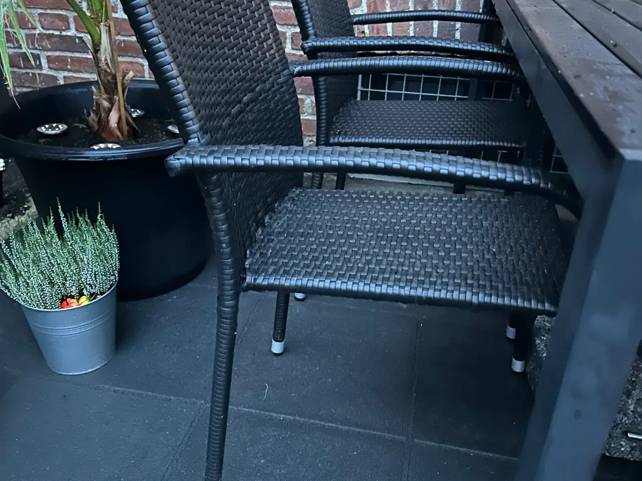 Billede 2 - 6 Havestole i sort/koksgrå polyrattan flet.