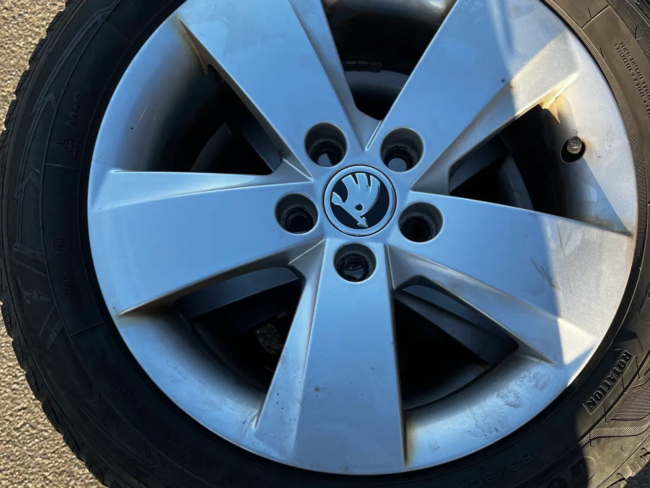 Billede 1 - 15” originale Skoda Fabia alufælge med vinterdæk