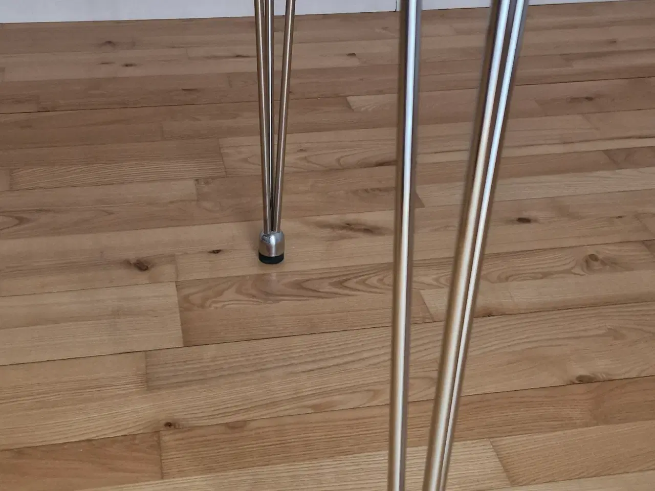 Billede 2 - Hvidt spisebord med stålben og 2 tillægsplader 