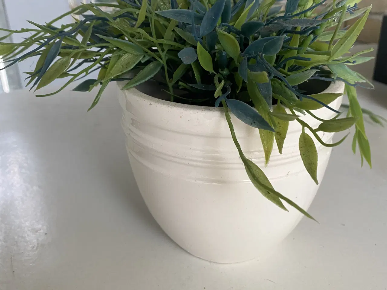 Billede 4 - 2 stk. kunstige planter i hvide potter