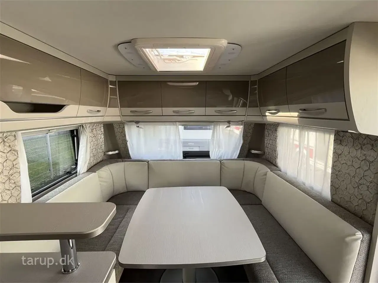 Billede 7 - 2020 - Dethleffs Nomad Snow 590 RF   Fortelt: Isabella Commodore, mover, ALDE centralvarme, vandbåren gulvvarme, rundsiddegruppe, tv-antenne, stort 140 l. køleskab m/ fryser,