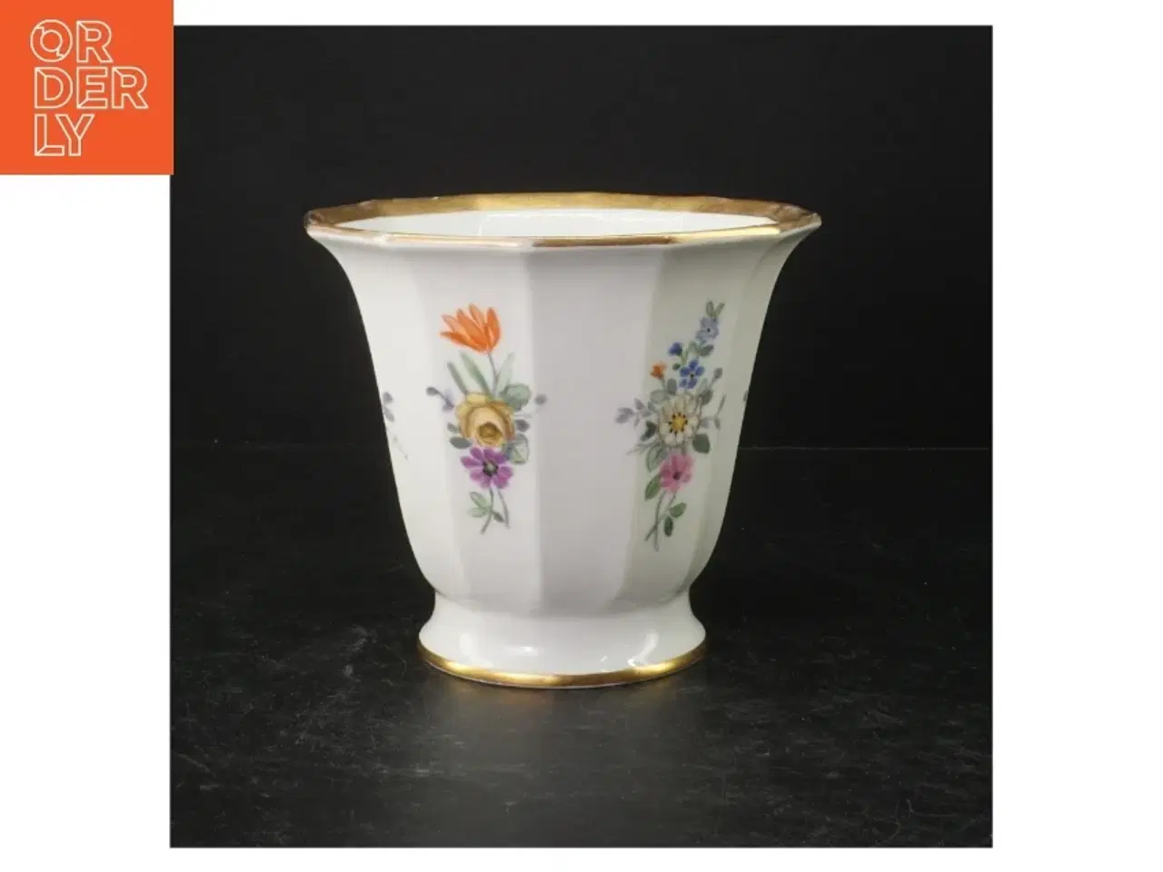 Billede 1 - Porcelænsvase fra DJ København med blomstermotiv (str. Ø. 18 cm)
