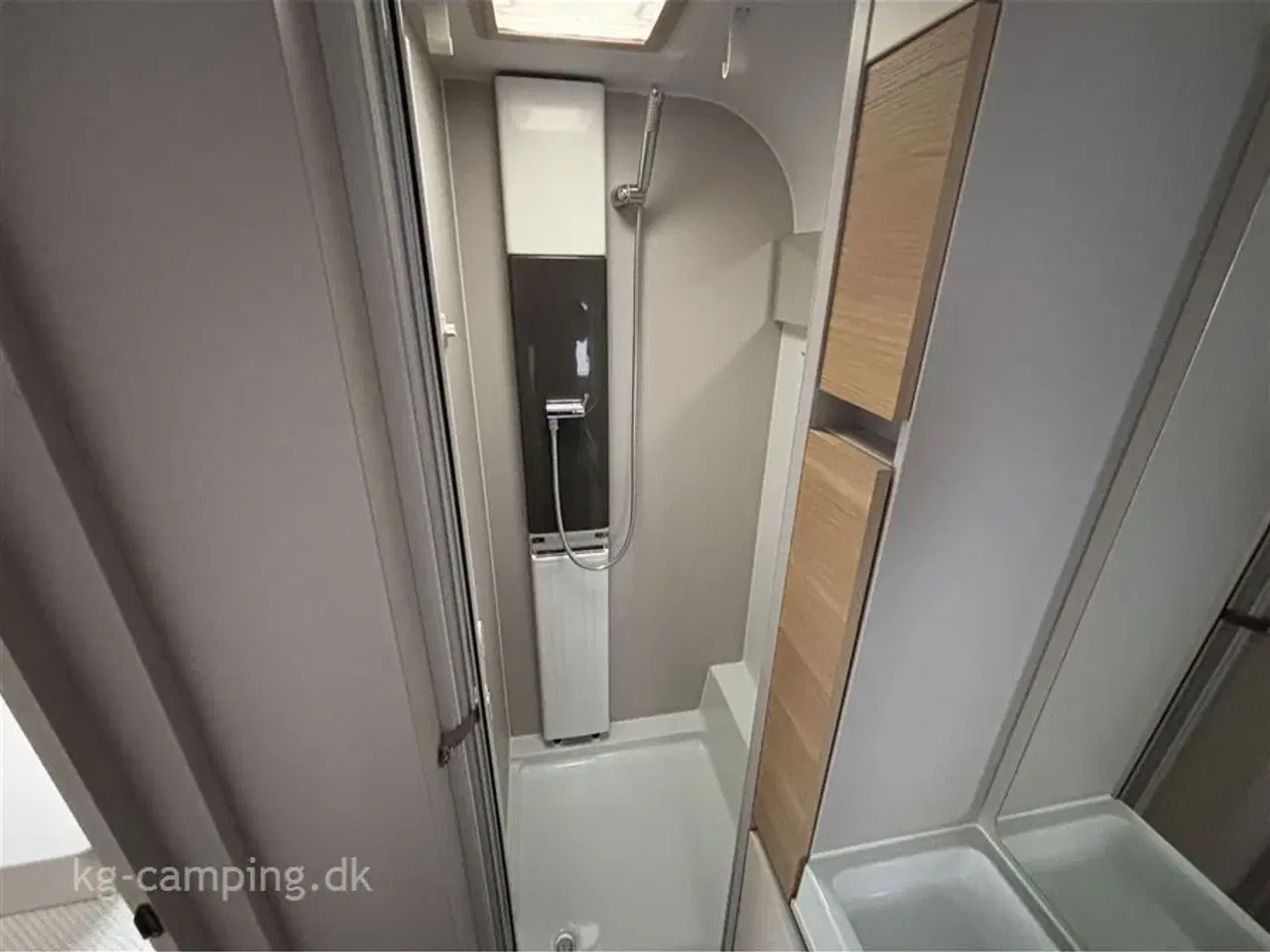 Billede 10 - 2021 - Adria Adora 613 HT Alde   Flot Adria Adora 613 HT – udstyret med Alde, Cirrus 300 telt, Mover, Aircon og ATC