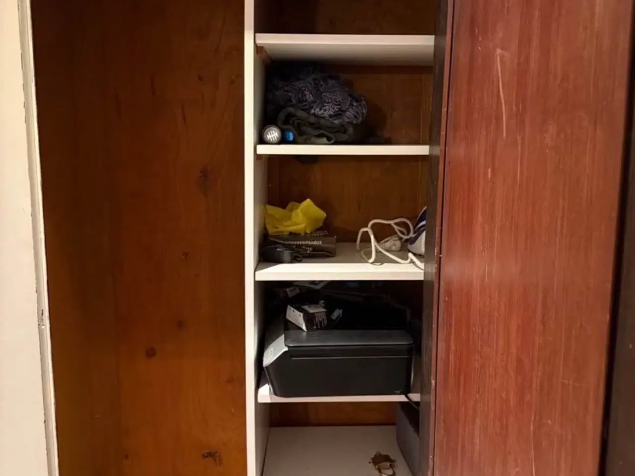 Billede 2 - Smukt gammelt karlekammerskab 