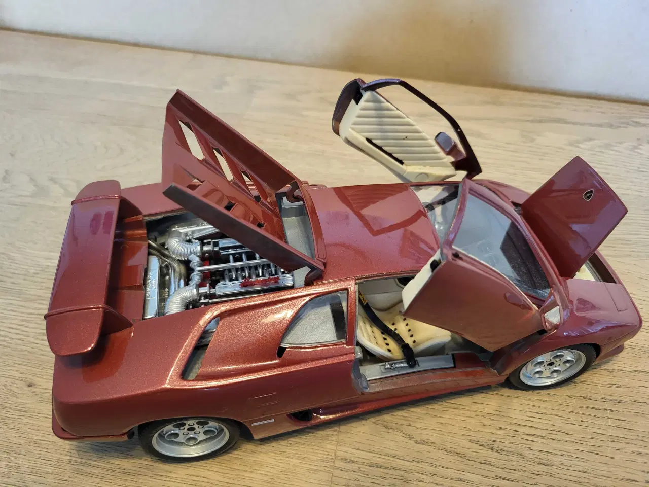 Billede 3 - Modelbil: Lamborghini Diablo 1990.  Skala 1/18.
