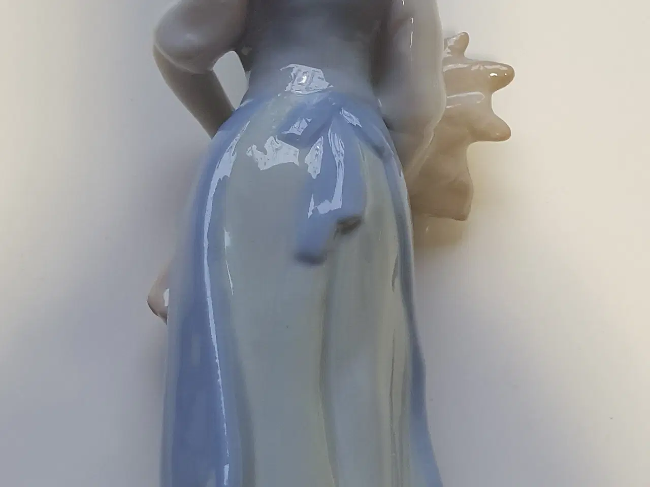 Billede 2 - Porcelænsfigur - Kvinde med korn neg