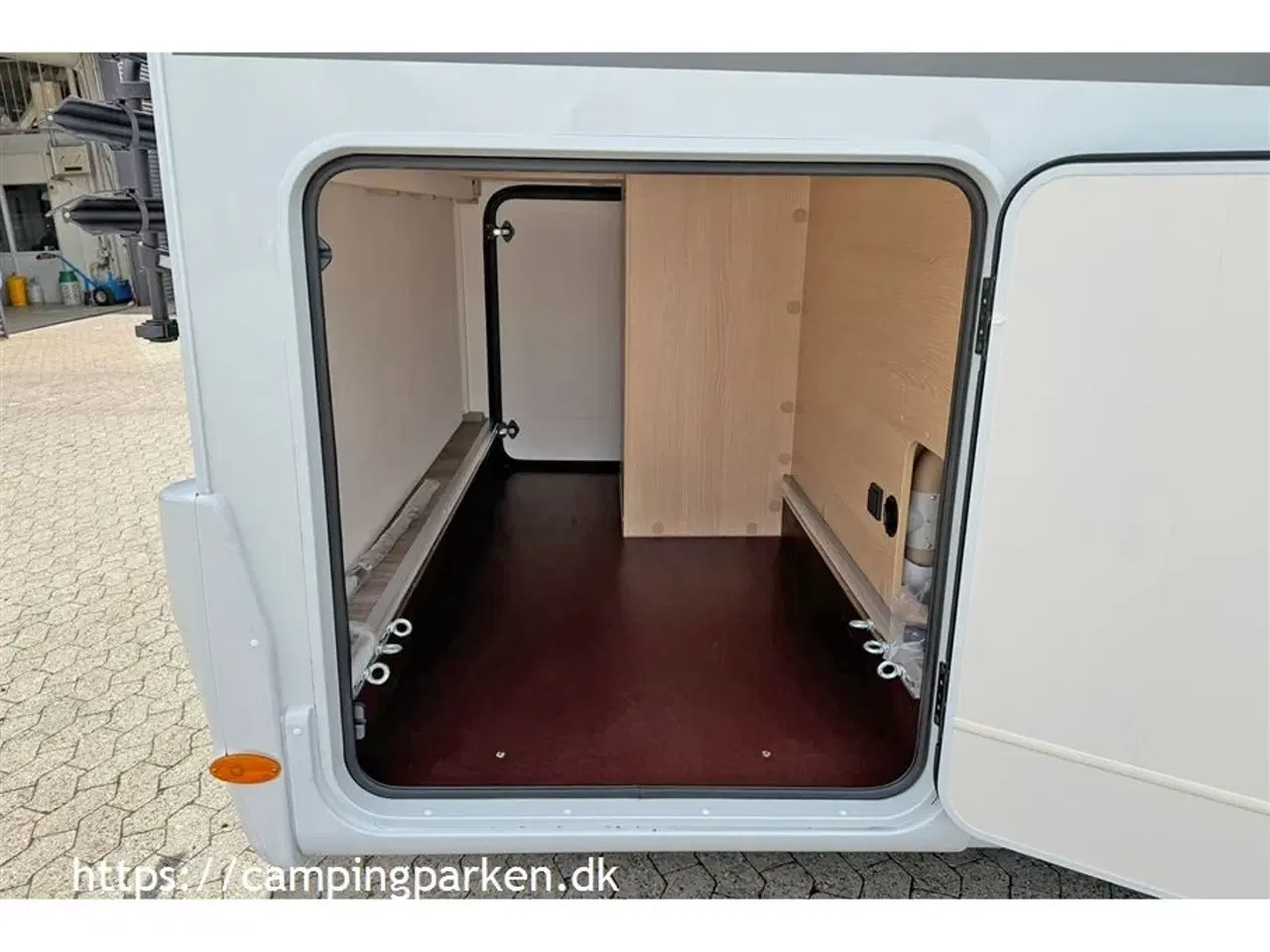 Billede 14 - 2025 - SunLight VAN V69 Adventure Edition   Sunlights populære smalle Van - med queens bed, automatgear, markise og cykelholder