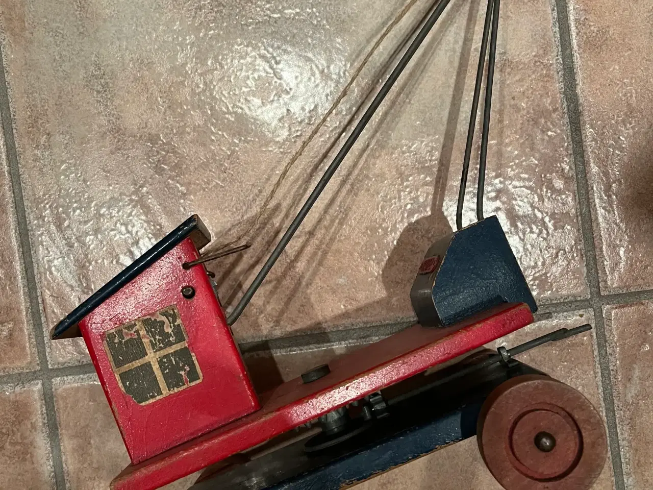 Billede 1 - Gl. træ-legetøjskran. Giv bud.