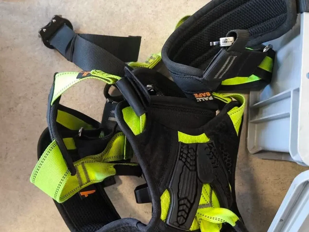 Billede 4 - Kasse m. sikringsgrej samt div.