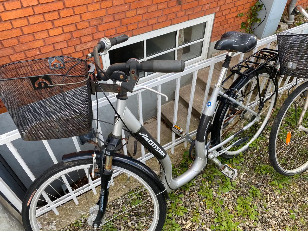 Billede 3 - Gratis 3 cykler skrivebord 2 sorte 8 festivalstole