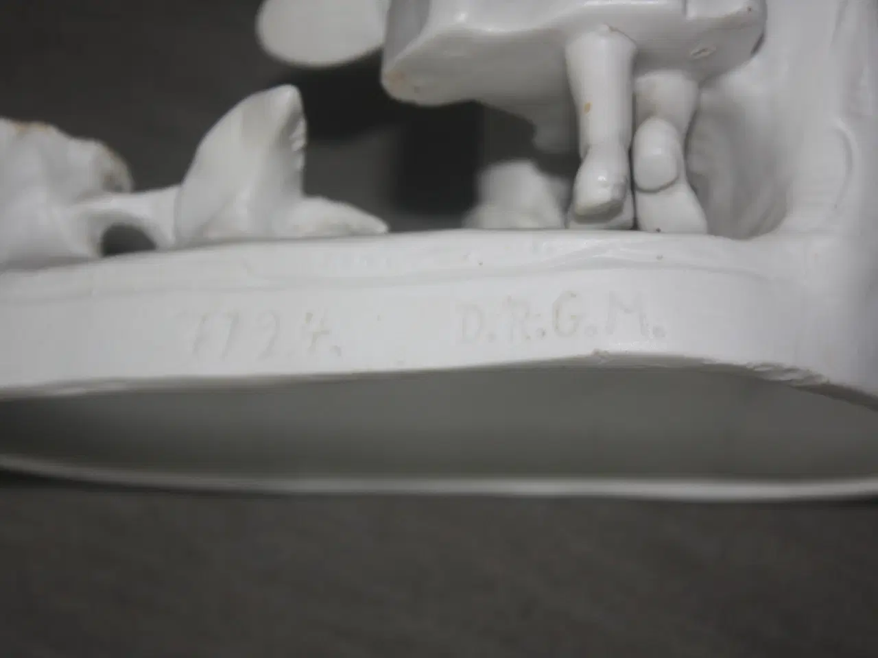 Billede 6 - Romantisk tysk bisquit figur med lille vase