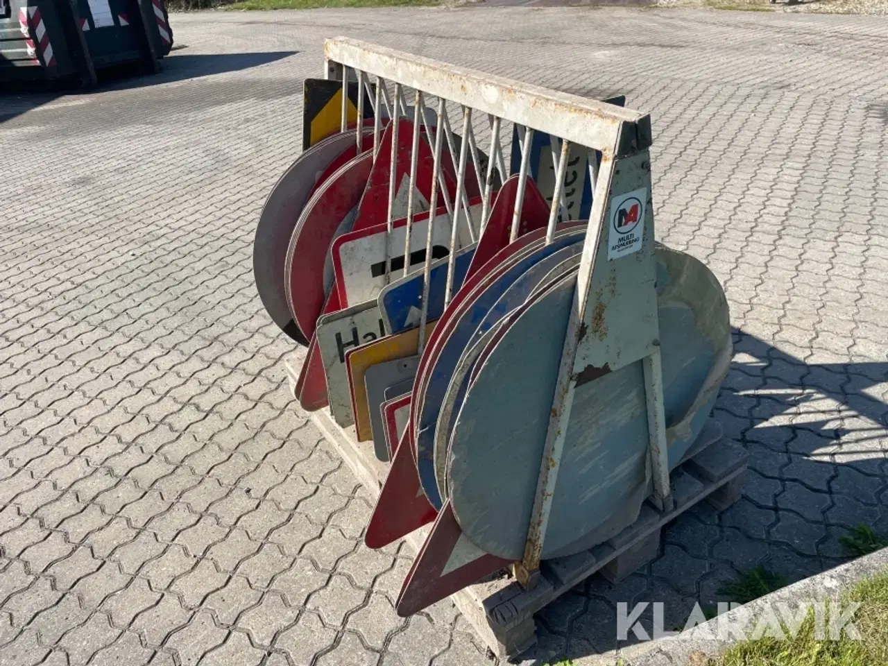 Billede 7 - Diverse vejskilte ca 74 styk med holder