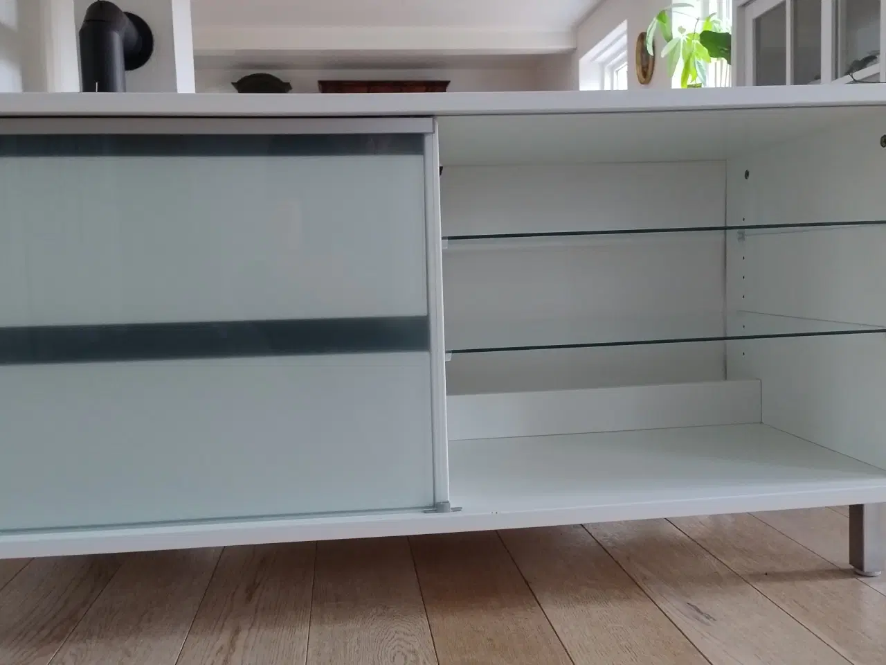 Billede 3 - TV møbel med glaslåger sælges