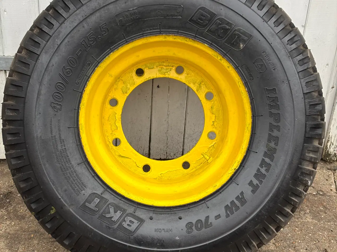 Billede 1 - Dæk 400/60 - 15.5 Nyt - med fælge 8 huls 