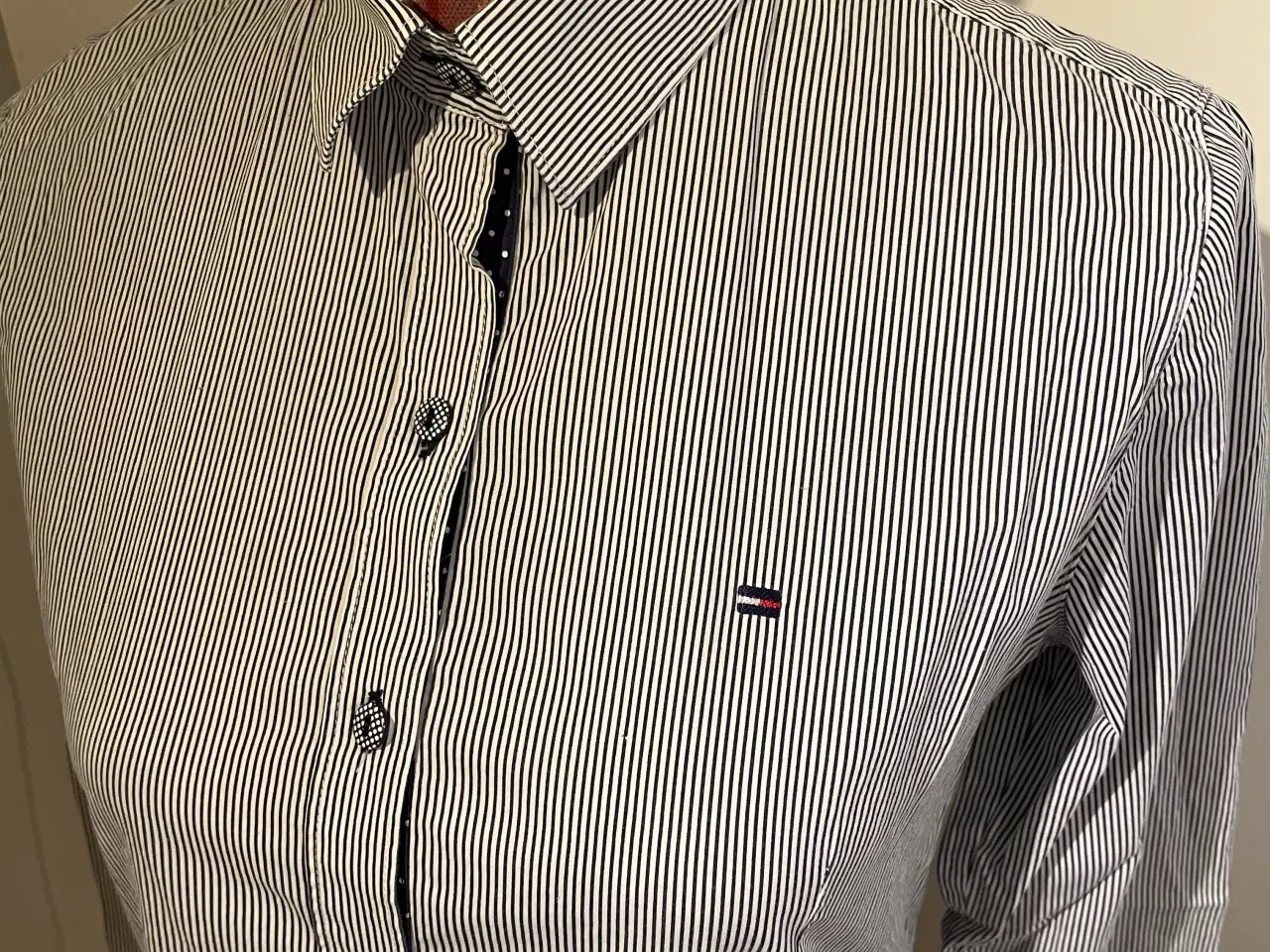 Billede 2 - Tommy Hilfiger - dame skjorte