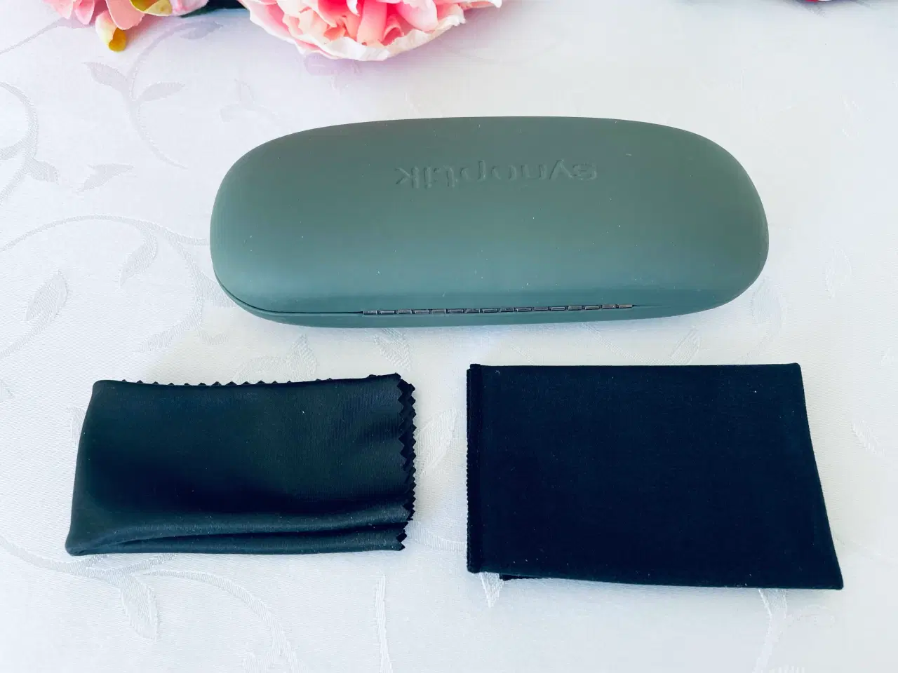 Billede 1 - Brille etui og 2 x ubrugte pudseklude 