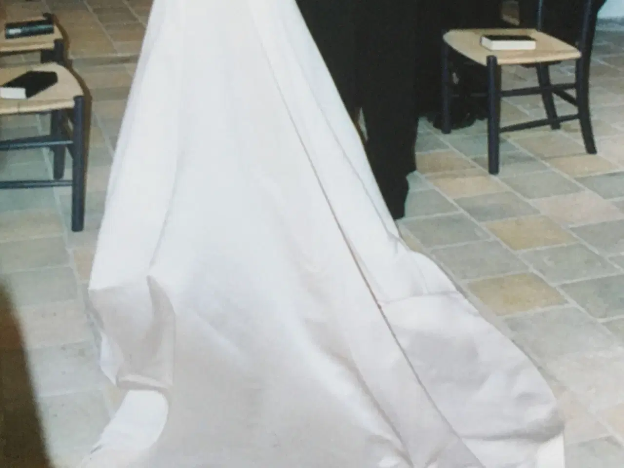 Billede 3 - Elfenbenfarvet brudekjole med lang slæb